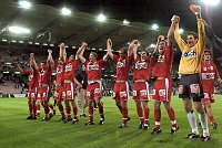 20.08.2005<br>Rapid - Mattersburg/1:2 (0:0)<br>Die Sieger aus Mattersburg jubeln vor Ihren Fans