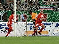 20.08.2005<br>Rapid - Mattersburg/1:2 (0:0)<br>PAYER Helge (Rapid) holt den Ball aus dem Netz<br>NAUMOSKI Ilco und K�HBAUER Dietmar jubeln �ber den Ausgleich zum 1:1<br>69. Minute