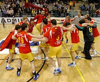 06.12.2008<br>UHK Krems - UHC Tulln/37:19 (16:10)<br>Siegesjubel vor Tribne