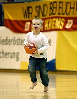 25.03.2009<br>UHK Krems - Aon Fivers/37:28 (18:11)<br>junger Fan strmt nach Spielschlu aufs Parkett<br>