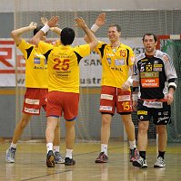 25.03.2009<br>UHK Krems - Aon Fivers/37:28 (18:11)<br>SVOBODA Christoph, PESIC Rados, VIZVARY Kristof, EDELMUELLER Christoph, Abklatschen nach dem Weitwurftor von Pesic<br><br>