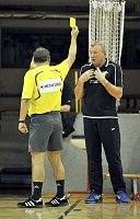 13.09.2008<br>UHK Krems - HC Hard/30:26<br>Hard-Trainer TLUCZYNSKI Zbigniew sieht von Schiri REISINGER Gerhard die gelbe Karte
