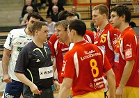 04.03.2009<br>UHK Krems - HC Hard/27:27 (13:10)<br>STAUDINGER Christian (Schiri) in Diskussion mit Spielern