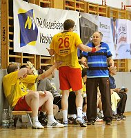27.03.2010<br>UHK Krems - HIT Innsbruck/35:27 (18:14)<br>VIZVARY Kristof in Diskussion mit Trainer SZILAGYI Istvan