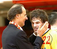 06.02.2010<br>UHK Krems - Bregenz/35:31 (18:18)<br>UHK-Obmann NUSSBAUM Josef herzt seinen Mannschaftskapitn CHALUPA Georg