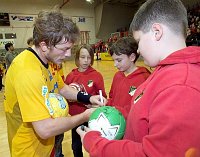 05.12.2009<br>UHK Krems - ULZ Schwaz/34:25 (17:12)<br>VISY Norbert, beim Autogrammeschreiben