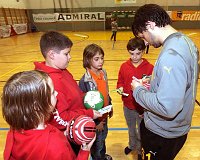05.12.2009<br>UHK Krems - ULZ Schwaz/34:25 (17:12)<br>FILZWIESER Wolfgang, beim Autogrammeschreiben<br>
