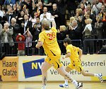 04.12.2010<br>UHK Krems - Bregenz/30:21 (15:10)<br>LINT Werner, SCHOPF Tobias, jubelnde Fans<br>