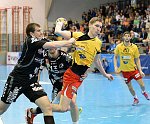 17.04.2014, Krems, Handball, Handball Liga Austria, HLA, OPO, UHK Krems, Bregenz,<br>DIMITRIJEVIC Ivan, BABARSKAS Gerdas<br><br><br>Copyright DIENER / Karl Zierlinger<br>Marktgasse 3-7 / 4 / 5 / 21<br>A-1090 Wien<br>Telefax +43 1 955 32 35<br>Mobil +43 676 629 98 51<br>BA-CA<br>Bank Nr. 12000<br>Account Nr. 00712 223 783<br>e-mail: agentur@diener.at<br>Datenbank: www.diener.at