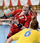 27.10.2013, Krems, Handball, Laenderspiel, Nationalteam,  Oesterreich - Ukraine, Europameisterschaftsqualifikation, Damen, European Championships, Qualification ,Women, <br>Austria - Ukrain, SCHEFFKNECHT Beate, MANAGAROVA Luliia<br><br><br>Copyright DIENER / Zierlinger Karl<br>Marktgasse 3-7 / 4 / 5 / 21<br>A-1090 Wien<br>Telefax +43 1 955 32 35<br>Mobil +43 676 629 98 51<br>BA-CA<br>Bank Nr. 12000<br>Account Nr. 00712 223 783<br>e-mail: agentur@diener.at<br>Datenbank: www.diener.at