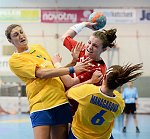 27.10.2013, Krems, Handball, Laenderspiel, Nationalteam,  Oesterreich - Ukraine, Europameisterschaftsqualifikation, Damen, European Championships, Qualification ,Women, <br>Austria - Ukrain, NIKOLAYENKO Olha, FREY Sonja, SHUTSKA Iryna<br><br><br>Copyright DIENER / Zierlinger Karl<br>Marktgasse 3-7 / 4 / 5 / 21<br>A-1090 Wien<br>Telefax +43 1 955 32 35<br>Mobil +43 676 629 98 51<br>BA-CA<br>Bank Nr. 12000<br>Account Nr. 00712 223 783<br>e-mail: agentur@diener.at<br>Datenbank: www.diener.at