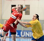 27.10.2013, Krems, Handball, Laenderspiel, Nationalteam,  Oesterreich - Ukraine, Europameisterschaftsqualifikation, Damen, European Championships, Qualification ,Women, <br>Austria - Ukrain, SCHEFFKNECHT Beate, ZORYA Valeriya<br><br><br>Copyright DIENER / Zierlinger Karl<br>Marktgasse 3-7 / 4 / 5 / 21<br>A-1090 Wien<br>Telefax +43 1 955 32 35<br>Mobil +43 676 629 98 51<br>BA-CA<br>Bank Nr. 12000<br>Account Nr. 00712 223 783<br>e-mail: agentur@diener.at<br>Datenbank: www.diener.at