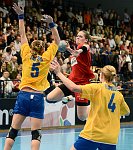 27.10.2013, Krems, Handball, Laenderspiel, Nationalteam,  Oesterreich - Ukraine, Europameisterschaftsqualifikation, Damen, European Championships, Qualification ,Women, <br>Austria - Ukrain, SHUTSKA Iryna, SCHEFFKNECHT Beate, PIDPLAOVA Anastasya<br><br><br>Copyright DIENER / Zierlinger Karl<br>Marktgasse 3-7 / 4 / 5 / 21<br>A-1090 Wien<br>Telefax +43 1 955 32 35<br>Mobil +43 676 629 98 51<br>BA-CA<br>Bank Nr. 12000<br>Account Nr. 00712 223 783<br>e-mail: agentur@diener.at<br>Datenbank: www.diener.at