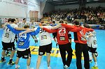 20.11.2013, Krems, Handball, Handball Liga Austria, HLA, GD, UHK Krems, Bregenz,<br>Jubelreigen Krems<br><br><br>Copyright DIENER / Karl Zierlinger<br>Marktgasse 3-7 / 4 / 5 / 21<br>A-1090 Wien<br>Telefax +43 1 955 32 35<br>Mobil +43 676 629 98 51<br>BA-CA<br>Bank Nr. 12000<br>Account Nr. 00712 223 783<br>e-mail: agentur@diener.at<br>Datenbank: www.diener.at
