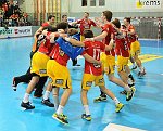 14.12.2013, Krems, Handball, Handball Liga Austria, HLA, GD, UHK Krems, HC Hard,<br>UHK Krems Jubelreigen<br><br><br>Copyright DIENER / Zierlinger Karl<br>Marktgasse 3-7 / 4 / 5 / 21<br>A-1090 Wien<br>Telefax +43 1 955 32 35<br>Mobil +43 676 629 98 51<br>BA-CA<br>Bank Nr. 12000<br>Account Nr. 00712 223 783<br>e-mail: agentur@diener.at<br>Datenbank: www.diener.at