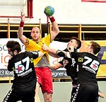 17.04.2016, Krems, Handball, Handball Liga Austria, HLA, OPO, UHK Krems, WAT Margareten,<br>JONAS Herbert, MITKOV Vlatko, MARTINOVIC Ivan, SCHWEIGER Vincent<br><br><br><br>Copyright DIENER / Zierlinger<br>Marktgasse 3-7 / 4 / 5 / 21<br>A-1090 Wien<br>Telefax +43 1 955 32 35<br>Mobil +43 676 629 98 51<br>BA-CA<br>Bank Nr. 12000<br>Account Nr. 00712 223 783<br>e-mail: agentur@diener.at<br>Datenbank: www.diener.at