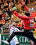 04.10.2016, Krems, Handball, Handball Liga Austria, HLA, GD, UHK Krems, HC Hard,<br>RASCHLE Luca, DEIFL Florian<br><br><br>Copyright / www. sportfotos. at<br>Missongasse 21<br>A - 3500 Krems<br>zierlinger@sportfotos.at<br>www.sportfotos.at<br>Kremser Bank <br>BIC SPKDAT21XXX<br>IBAN AT392022800704000918