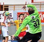 04.10.2016, Krems, Handball, Handball Liga Austria, HLA, GD, UHK Krems, HC Hard,<br>SCHOPF Tobias, DOKNIC Golub<br><br><br>Copyright / www. sportfotos. at<br>Missongasse 21<br>A - 3500 Krems<br>zierlinger@sportfotos.at<br>www.sportfotos.at<br>Kremser Bank <br>BIC SPKDAT21XXX<br>IBAN AT392022800704000918