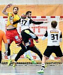 07.12.2017, Krems, Handball, Handball Liga Austria, HLA, GD, UHK Krems, SC Ferlach,<br>POSCH Fabian, MUJANOVIC Izudin, GAMS Janez<br><br><br>Copyright / www. sportfotos.at<br>Missongasse 21<br>A - 3500 Krems<br>zierlinger@sportfotos.at<br>www.sportfotos.at<br>Kremser Bank <br>BIC SPKDAT21XXX<br>IBAN AT392022800704000918<br>