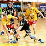 21.04.2012, Krems, Handball, Handball Liga Austria, <br>HLA, MPO, UHK Krems, Bregenz,<br>VIZVARY Kristof, GUENTHER Matthias, BELAS Ivica<br><br><br>Copyright DIENER / Zierlinger Karl<br>Marktgasse 3-7 / 4 / 5 / 21<br>A-1090 Wien<br>Telefax +43 1 955 32 35<br>Mobil +43 676 629 98 51<br>BA-CA<br>Bank Nr. 12000<br>Account Nr. 00712 223 783<br>e-mail: agentur@diener.at<br>Datenbank: www.diener.at