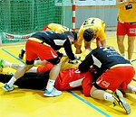 25.02.2012, Krems, Handball, Handball Liga Austria, HLA, MPO, UHK Krems - HC Linz,<br>Kremser Jubeltraube um FILZWIESER Wolfgang<br><br>Copyright DIENER / Zierlinger Karl<br>Marktgasse 3-7 / 4 / 5 / 21<br>A-1090 Wien<br>Telefax +43 1 955 32 35<br>Mobil +43 676 629 98 51<br>BA-CA<br>Bank Nr. 12000<br>Account Nr. 00712 223 783<br>e-mail: agentur@diener.at<br>Datenbank: www.diener.at