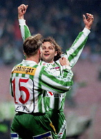 1997.11.16<br>Rapid - Austria<br>Penksa, nach dem 2:0<br>Wetl gratuliert