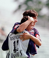 1998.08.01<br>Austria - Steyr<br>SCHIESSWALD G�nter gratuliert ROSENEGGER Manfred<br>zum 1:0<br>5. Min.