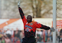 19980926<br>Steyr - Sturm Graz<br>BARUWA Abidun, dirigiert seine Verteidigung<br>75. Min.