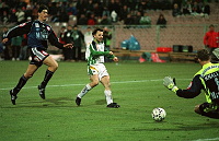 1998.11.15<br>Rapid - Austria<br>PENKSA Marek/SCHIESSWALD G�nther<br>Penksa bezwingt Knaller zum 3 : 1 in der 77. Min.