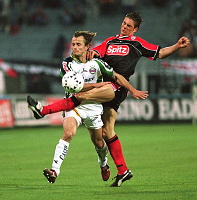 19990505<br>Rapid - LASK<br>WIMMER Gerd/MEHLEM Michael<br>Attacke, die zu gelb-rot f�r Mehlem f�hrte<br>84. Min.