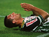 19990511<br>Rapid - Austria<br>WAGNER Rene,�rgert sich �ber vergebene Torchance<br>19. Min.