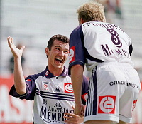 1998.08.01<br>Austria - Steyr<br>ROSENEGGER Manfred jubelt �ber sein 1:0<br>GRUBER Michael gratuliert<br>5. Min.
