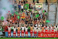 11.09.1999<br>Rapid - Tirol<br>Tiroler Spieler bedanken sich bei ihren Anh�ngern, indem<br>sie ihre Trikots verschenken