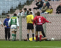 1.4.2000<br>Rapid - GAK<br>Schiedsrichterassistent Denthaner liegt bewustlos am Boden