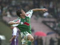 16.09.2000<br>Rapid - Salzburg<br>SCHWARZ Florian<br>feiert sein 2:0 mit einem Luftsprung<br>59.Minute