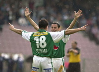 16.09.2000<br>Rapid - Salzburg<br>SCHWARZ Florian, DOWE Jens<br>Jubel im Regen �ber das 2:0 <br>59.Minute