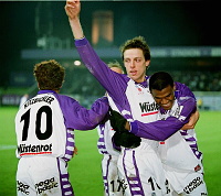26.11.2000<br>Austria - Salzburg<br>AUFHAUSER Rene, freut sich �ber sein Tor zum 1:1<br>SUAZO Maynor und  KITZBICHLER Richard gratulieren<br>56. Minute