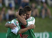 02.08.2000<br>Admira - Rapid<br>LAGONIKAKIS Andreas, WAGNER Rene<br>Wagner begl�ckw�nscht Lagonikakis zu seinemTor<br>29.Minute