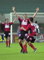 17.07.2002<br>Rapid - Admira/1:2(0:1)<br>KATZER Markus gratuliert ZINGLER Thomas zum Siegestreffer<br>90.(+3)Minute