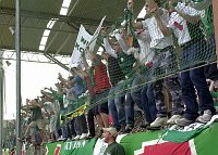 10.05.2003<br>Rapid - Ried/3.2(2:1)<br>Rapidanh�nger bejubeln Ihre Mannschaft nach dem Schlu�pfiff