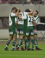 31.07.2002<br>Rapid - Pasching/1:0(1:0)<br>Mitspieler gratulieren Sobotzik zum Tor<br>1. Minute