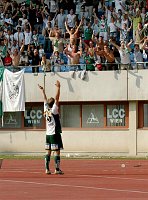31.08.2002<br>Rapid - Salzburg/2:2(2:2)<br>WALLNER Roman nimmt die Ovationen der Fans zu seinem Tor zum 2:2 entgegen<br>45.(+2) Minute