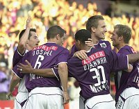 14.09.2002<br>Austria - Pasching/3:0 (1:0)<br>DOSPEL Ernst, JANOCKO Vladimir, HELSTAD Thorstein und DJALMINHA gratulierlen GILEWICZ Radoslaw zum 1:0