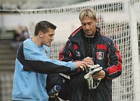 01.11.2003<br>Admira - Austria/0:2 (0:0)<br>HEU Georg (Admira) fachsimpelt mit<br>MANDL Thomas (Austria) �ber die Qualit�t der Handschuhe