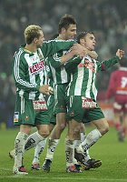 22.11.2003<br>Rapid - Bregenz/2:2 (1:2)<br>WALLNER Roman und WAGNER Rene gratulieren HOFMANN Steffen zu dessem Tor zum 2:2<br>83. Minute