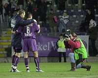 29.11.2003<br>Austria - Admira/5:1 (3:0)<br>RUSHFELD Sigurd und WAGNER Michael in Siegerpose vor einem Fotofritzen