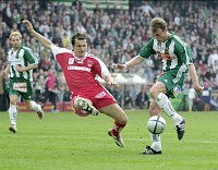 03.04.2004<br>Rapid - GAK 0:4(0:1)<br>TOKIC Mario (GAK) springt in den Schu� von LAWAREE Axel <br>44. Minute