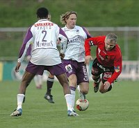 07.04.2004<br>Admira - Austria 0:1(0:0)<br>JUGOVIC Vladimir (Admira) fliegt vorbei an Ball,<br>AKOTO Eric und HELSTADT Thorstein (Austria)<br>61. Minute