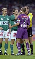 06.08.2003<br>Austria - Mattersburg/3:0(1:0)<br>K�HBAUER Dietmar (Mattersburg) zieht WAGNER Michael die Ohren lang