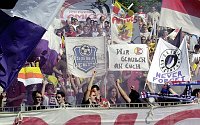 20.05.2004<br>Austria - K�rnten 2:0(2:0)<br>K�rnten - Fans vor Spielbeginn<br>Transparent: Wir glauben an Euch